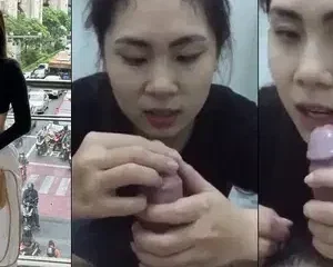 Em bắt cởi quần cho em vọc vòn hỏi chất gì màu trắng chảy ra ở chim anh