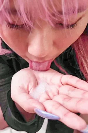 Con đĩ tóc hồng xinh đẹp có sở thích vụng trộm bạn trai