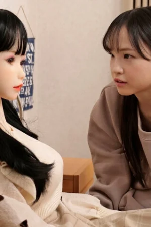 Lỡ làm hỏng búp bê tùng dịch của thằng bạn, cô bạn make-up giả vờ làm búp bê thay thế